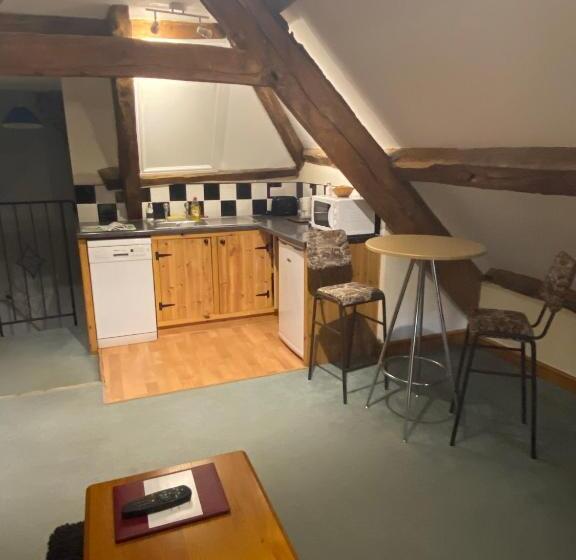 スタンダードスタジオ, The Crown Inn Longtown