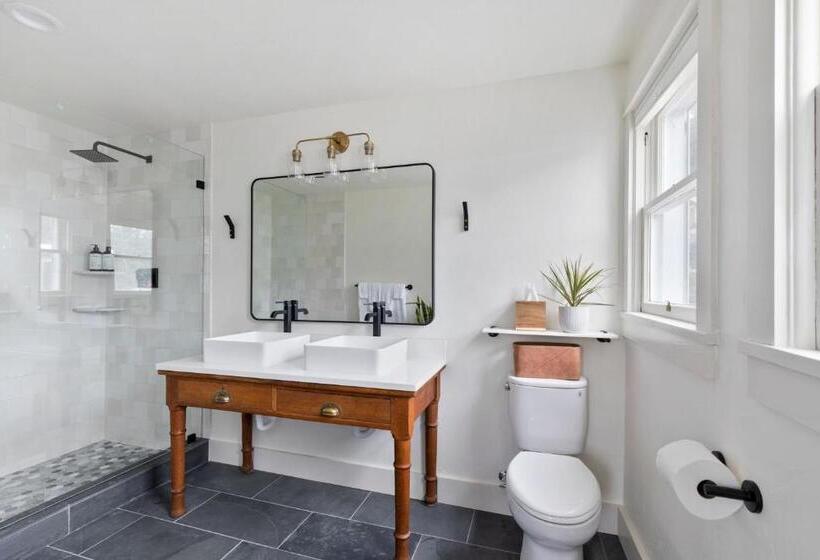 Büyük Çift Kişilik Yataklı Delüks Oda, Magnolia