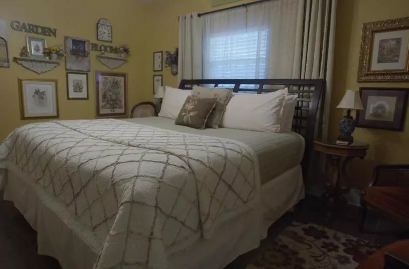 キングサイズベッドのスタンダードルーム, Granbury Gardens Bed And Breakfast
