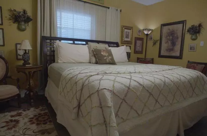 キングサイズベッドのスタンダードルーム, Granbury Gardens Bed And Breakfast
