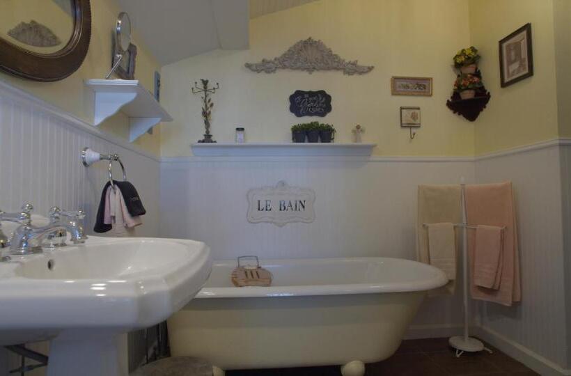 带大床的标准间, Granbury Gardens Bed And Breakfast