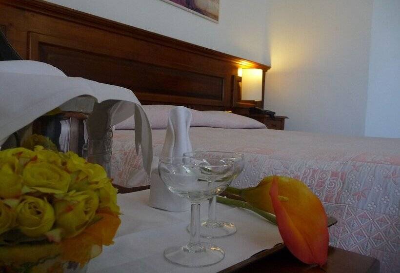 غرفة قياسية ثلاثية, Albergo Del Sole