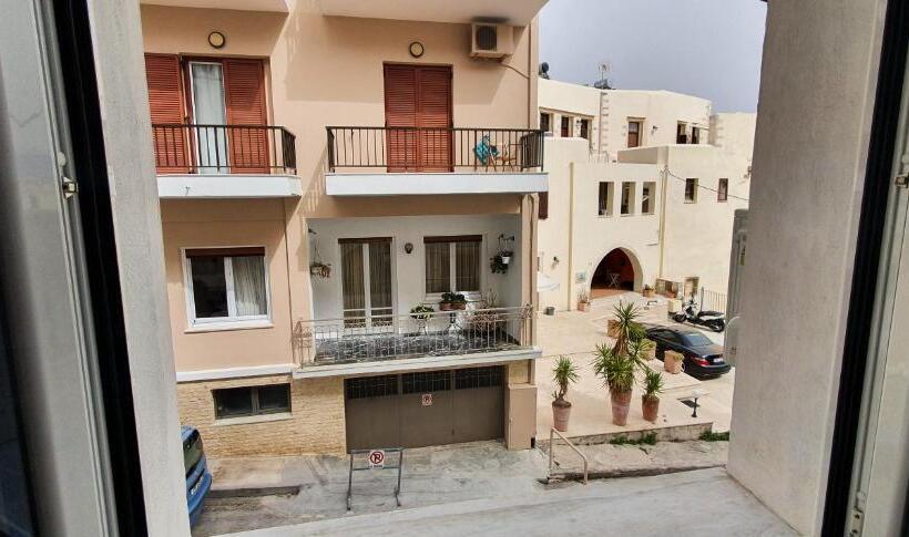 חדר קומפורט לשלושה, Amphitrite