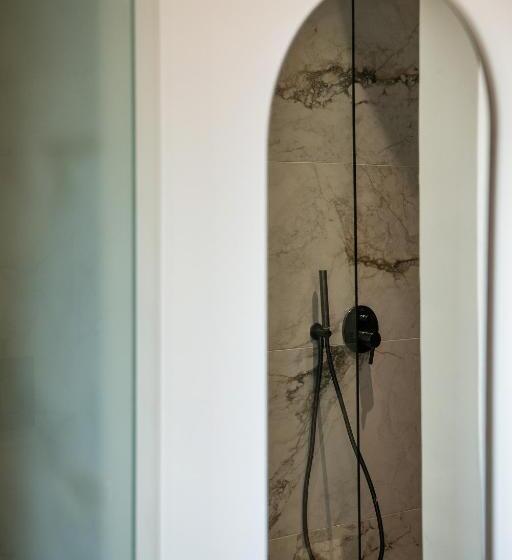 חדר בסיסי, Amphitrite