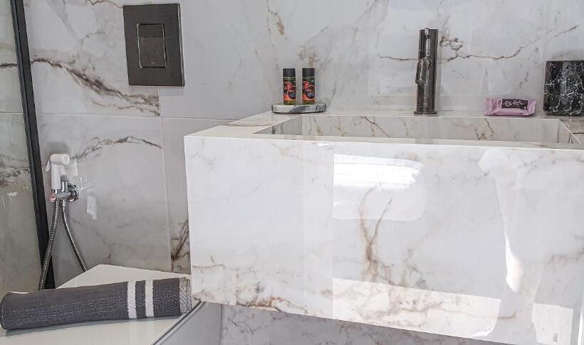 חדר בסיסי, Amphitrite