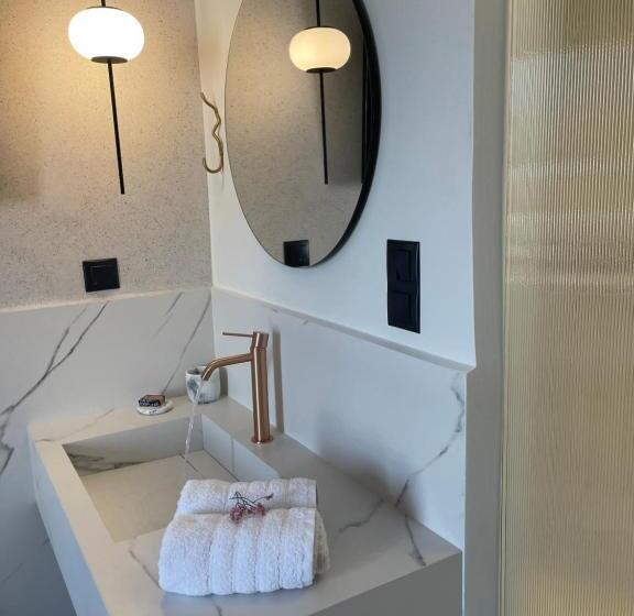 חדק דלוקס עם ג'קוזי, Amphitrite