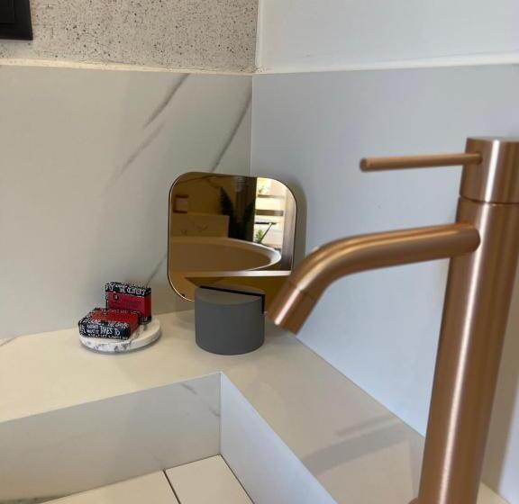 חדק דלוקס עם ג'קוזי, Amphitrite