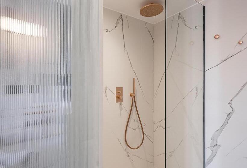 חדק דלוקס עם ג'קוזי, Amphitrite