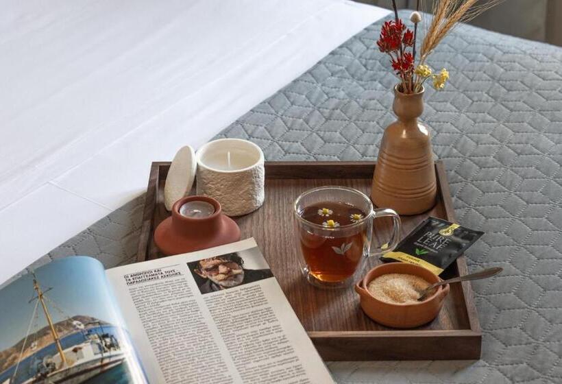 חדר סופריור לשלושה, Amphitrite