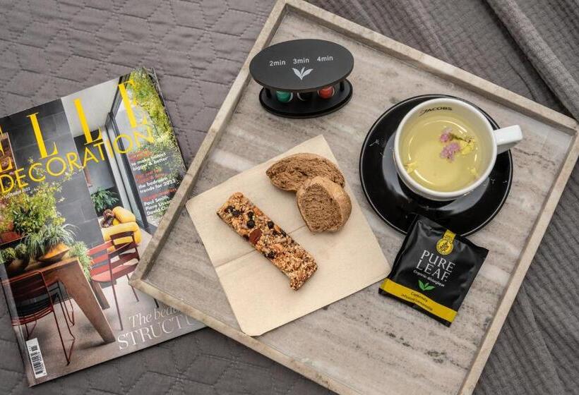 חדר סופריור לשלושה, Amphitrite