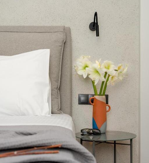 חדר סופריור לשלושה, Amphitrite