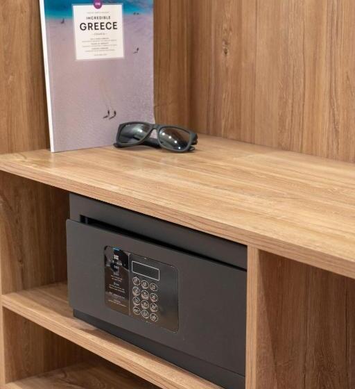 חדר סופריור לשלושה, Amphitrite