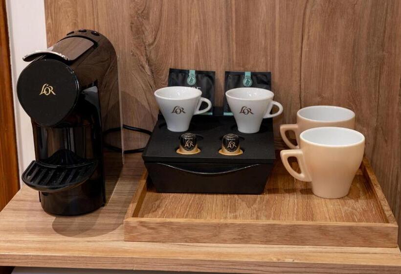 חדר סופריור לשלושה, Amphitrite