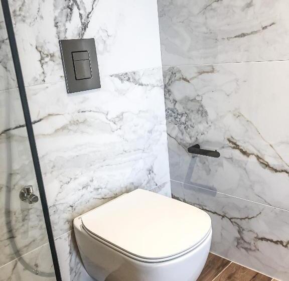 מיטה בחדר משותף, Amphitrite