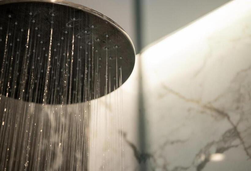 מיטה בחדר משותף, Amphitrite