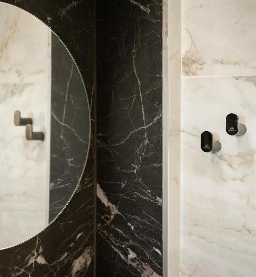 מיטה בחדר משותף, Amphitrite