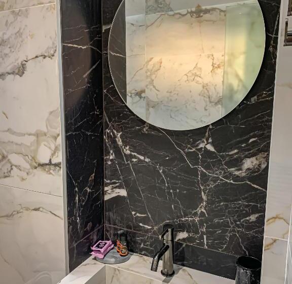 מיטה בחדר משותף, Amphitrite