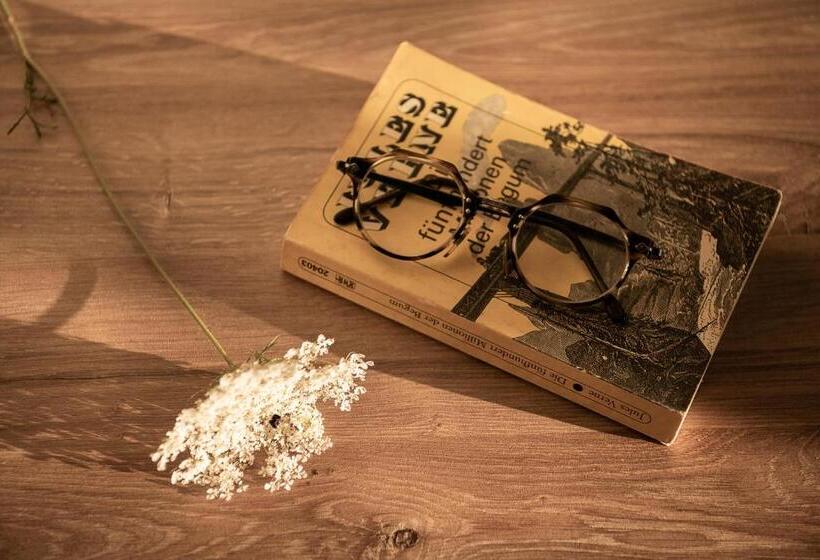 מיטה בחדר משותף, Amphitrite