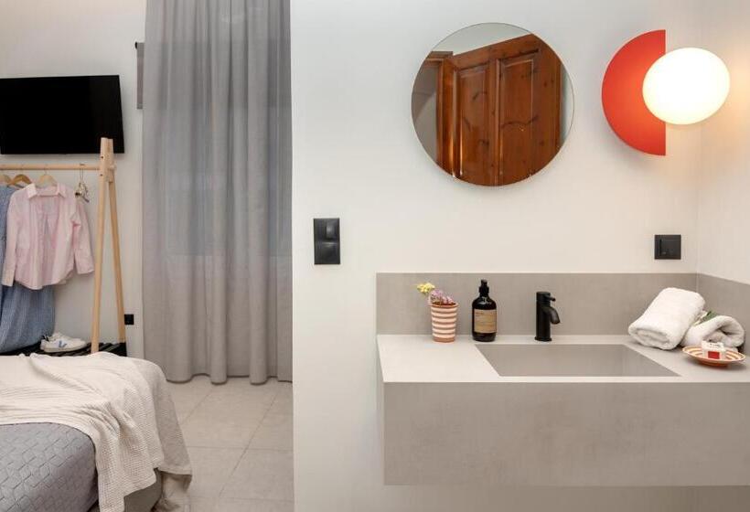 חדר קומפורט לשלושה, Amphitrite