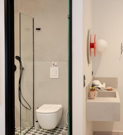 חדר קומפורט לשלושה, Amphitrite