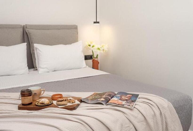 חדר קומפורט לשלושה, Amphitrite