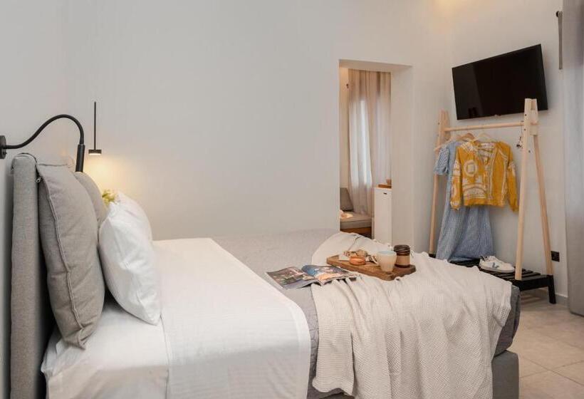 חדר קומפורט לשלושה, Amphitrite