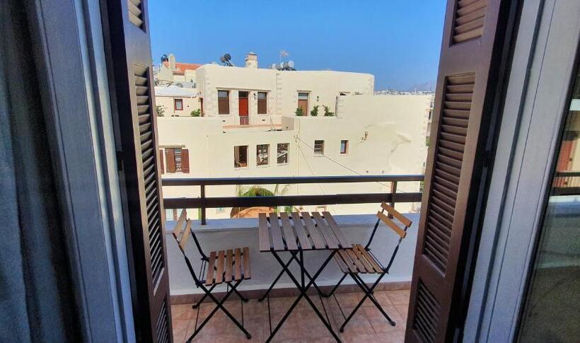 חדק דלוקס עם ג'קוזי, Amphitrite