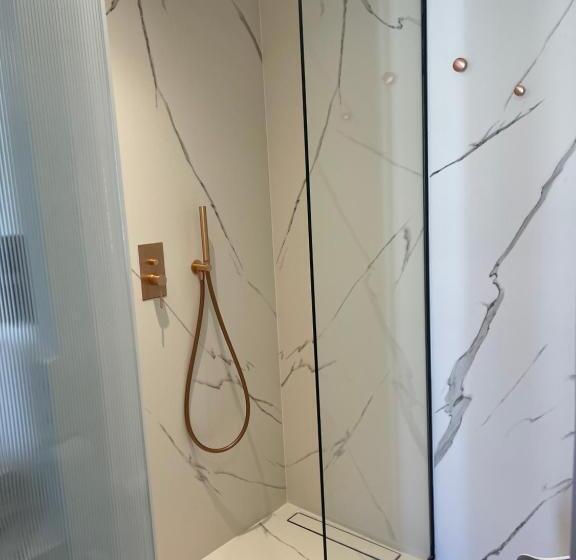 חדק דלוקס עם ג'קוזי, Amphitrite