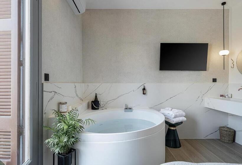 חדק דלוקס עם ג'קוזי, Amphitrite