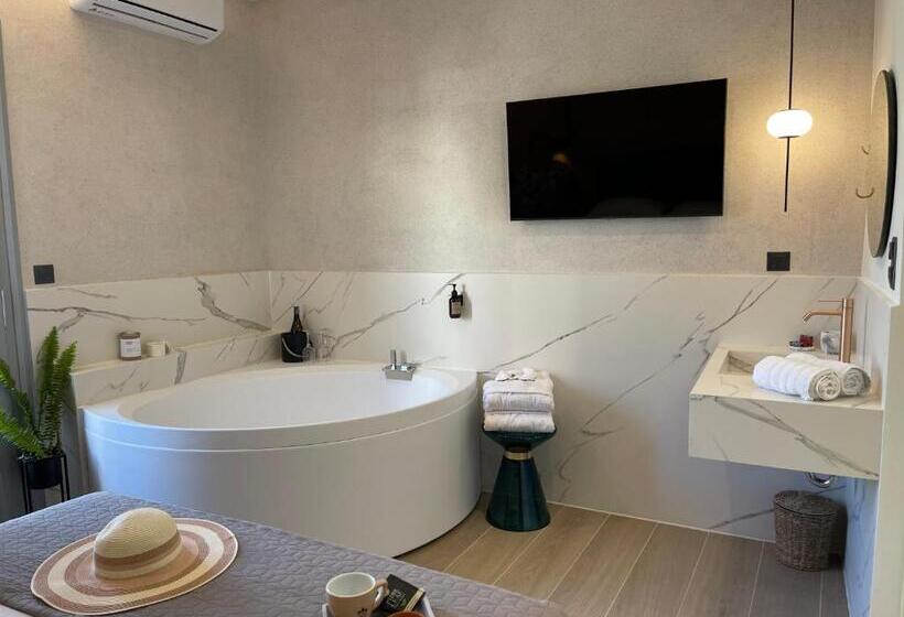 חדק דלוקס עם ג'קוזי, Amphitrite