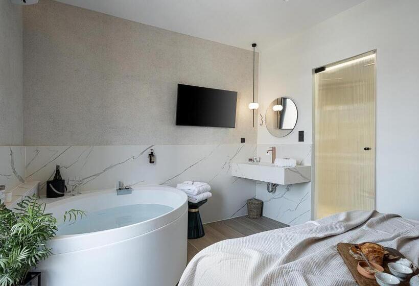 חדק דלוקס עם ג'קוזי, Amphitrite