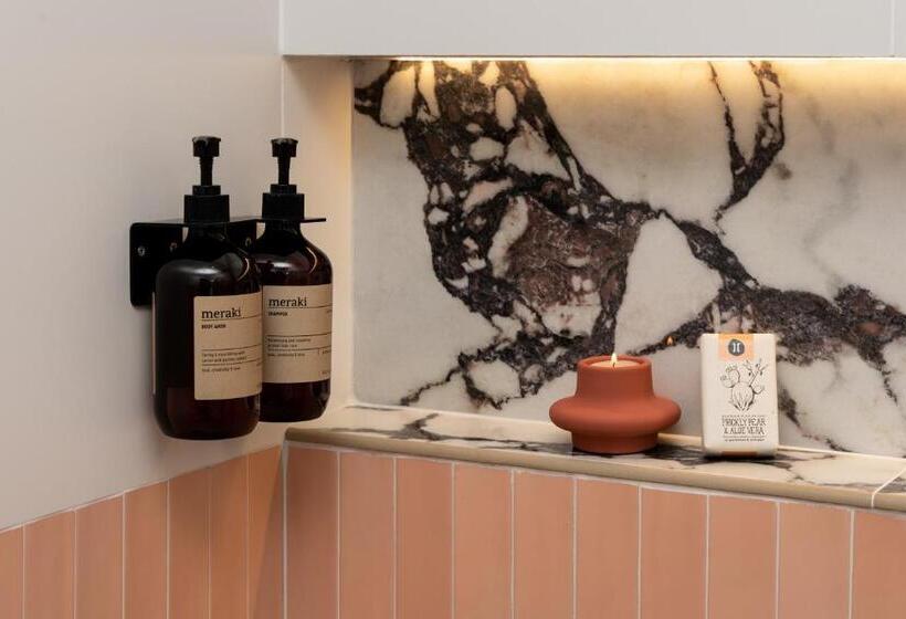 חדר סופריור לשלושה, Amphitrite