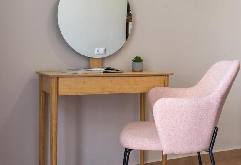 חדר סופריור לשלושה, Amphitrite