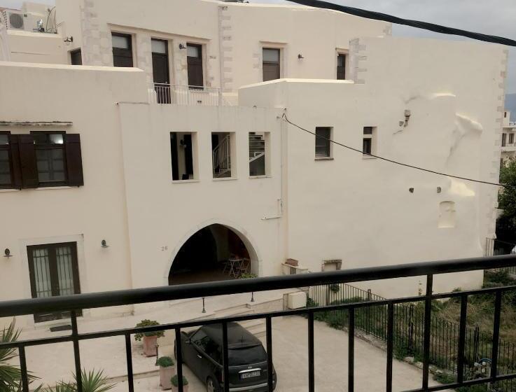 חדר סופריור לשלושה, Amphitrite