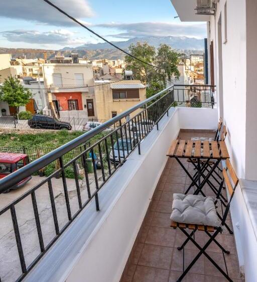 חדר סופריור לשלושה, Amphitrite