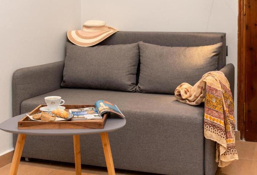 חדר סופריור לשלושה, Amphitrite