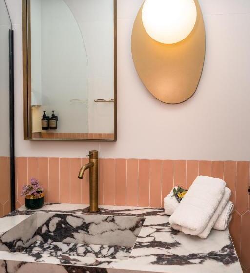 חדר סופריור לשלושה, Amphitrite