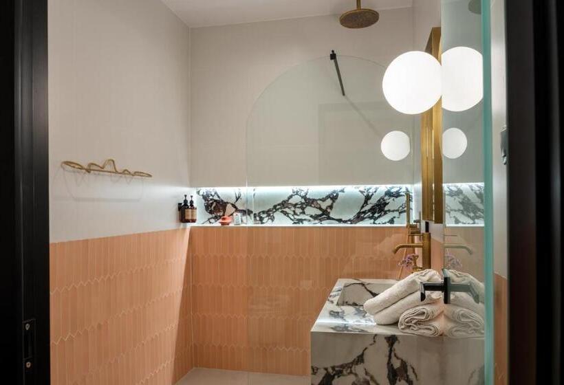 חדר סופריור לשלושה, Amphitrite