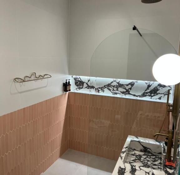 חדר סופריור לשלושה, Amphitrite