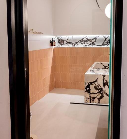 חדר סופריור לשלושה, Amphitrite