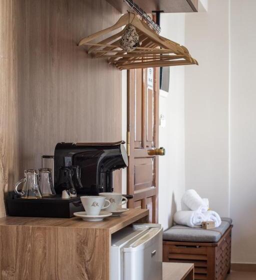 חדר סופריור לשלושה, Amphitrite