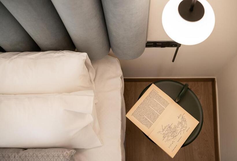 מיטה בחדר משותף, Amphitrite