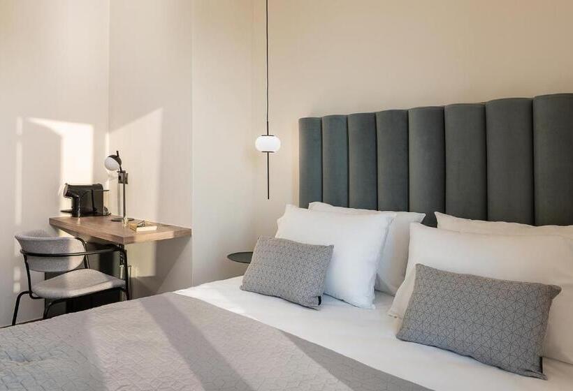 מיטה בחדר משותף, Amphitrite