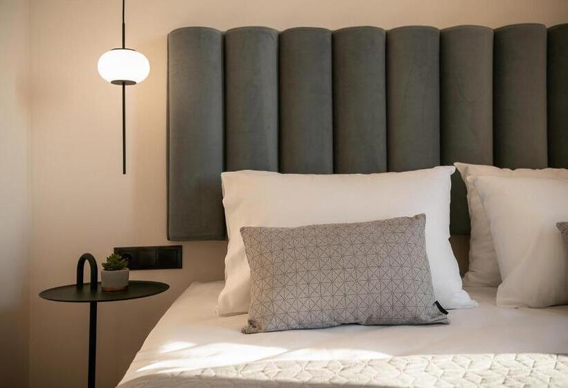 מיטה בחדר משותף, Amphitrite