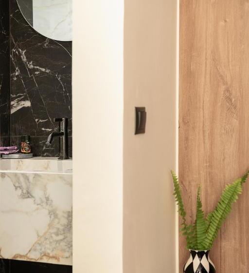 מיטה בחדר משותף, Amphitrite