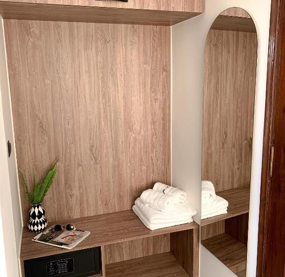 מיטה בחדר משותף, Amphitrite