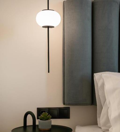 מיטה בחדר משותף, Amphitrite