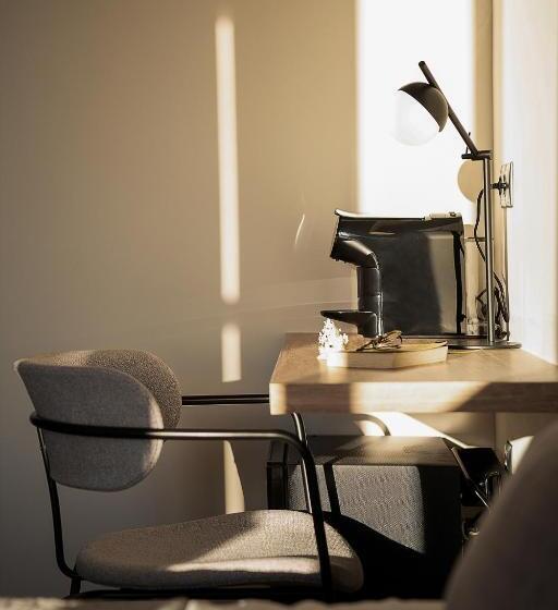 מיטה בחדר משותף, Amphitrite