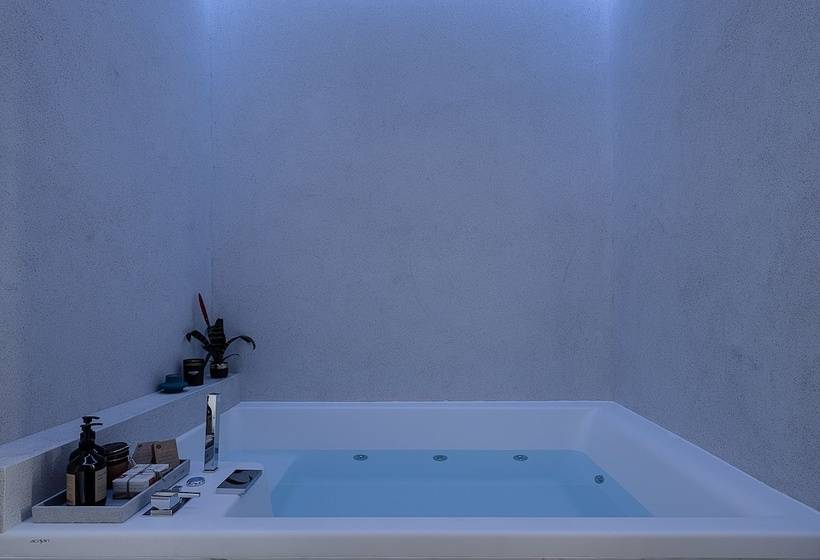 חדק דלוקס עם ג'קוזי, Amphitrite