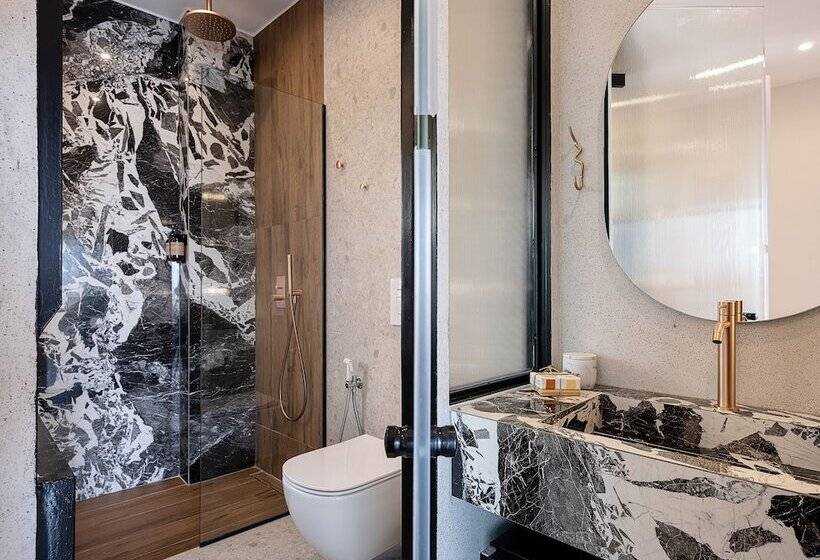 חדק דלוקס עם ג'קוזי, Amphitrite